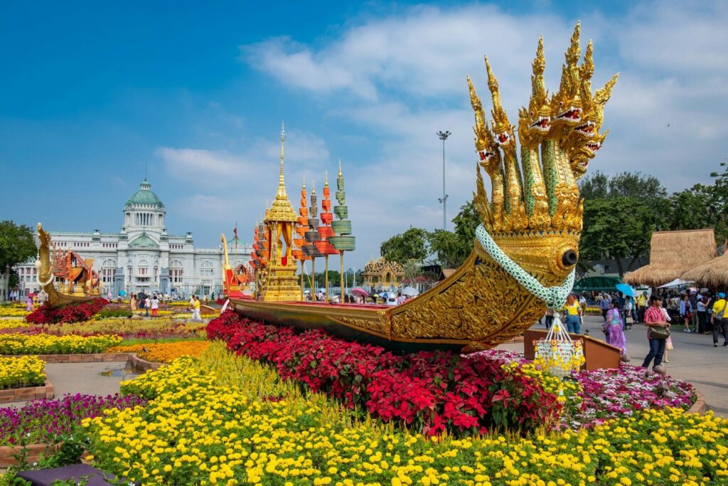Thailand om vinteren - båd med blomster